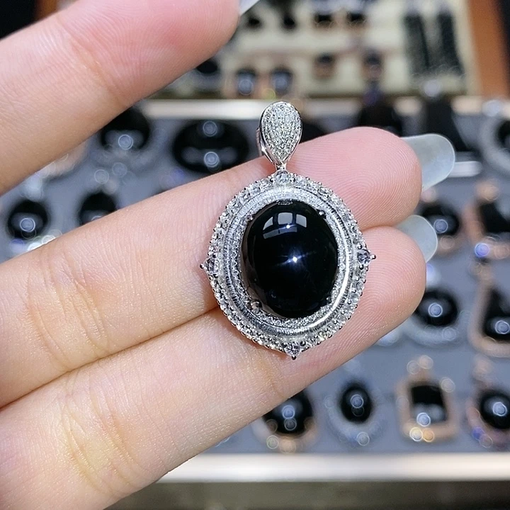 颈饰18K金镶嵌翡翠蛋面