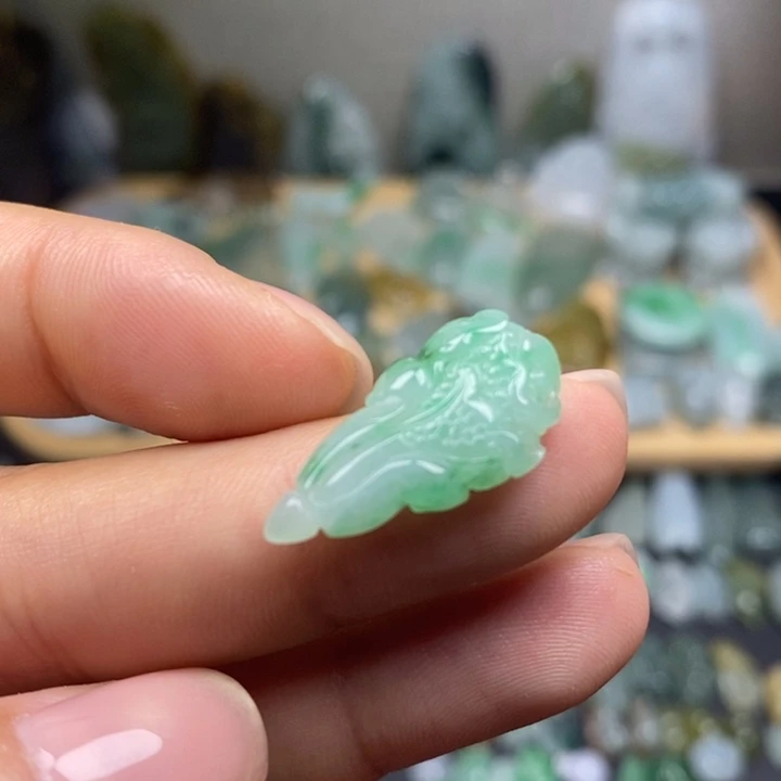 翡翠未镶嵌颈饰白菜