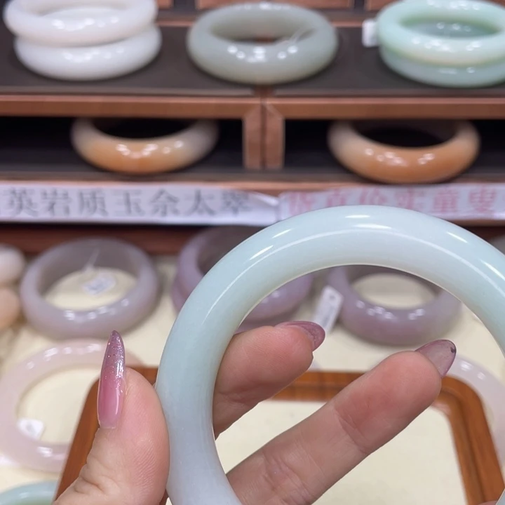 一***吖石英质玉手镯未镶嵌