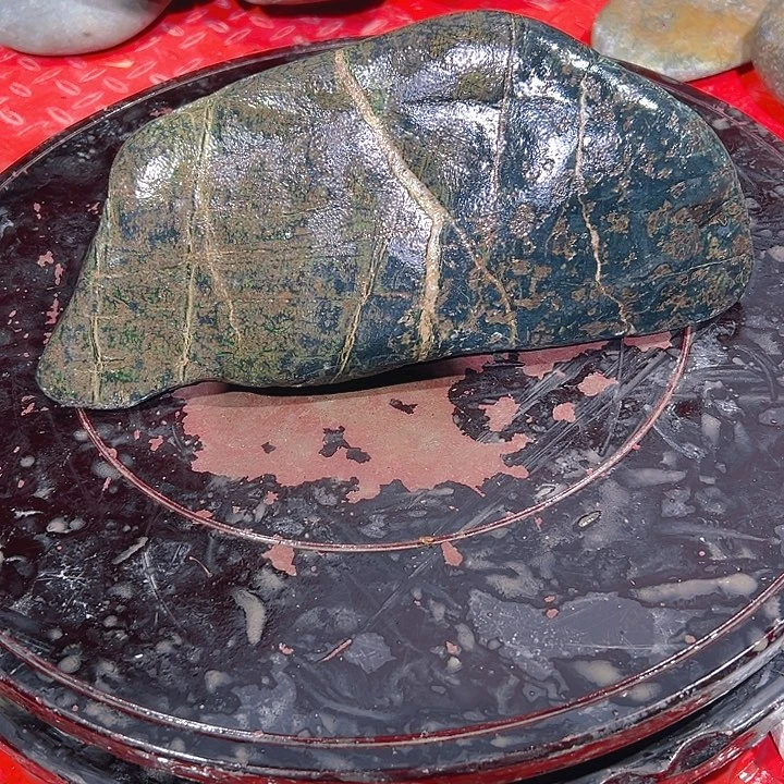 花***言蛇纹石玉未镶嵌藏玉药王石精美摆件