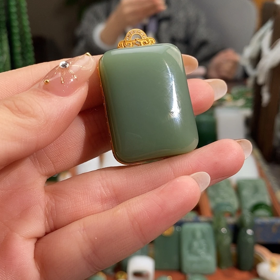 和田玉18K金镶嵌吊坠(赠链)