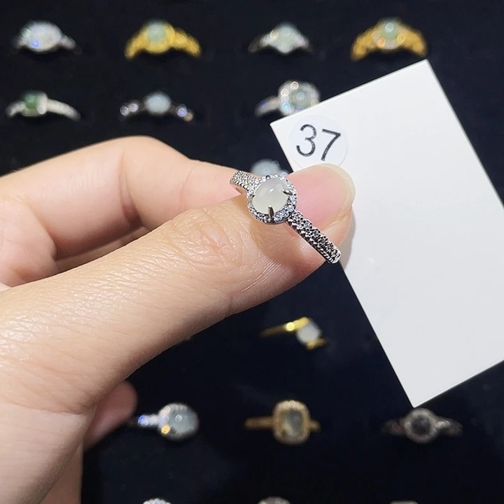 翡翠未镶嵌颈饰戒指