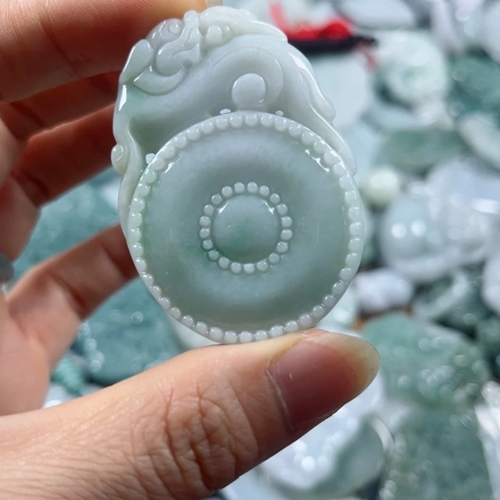 翡翠挂件未镶嵌翡翠