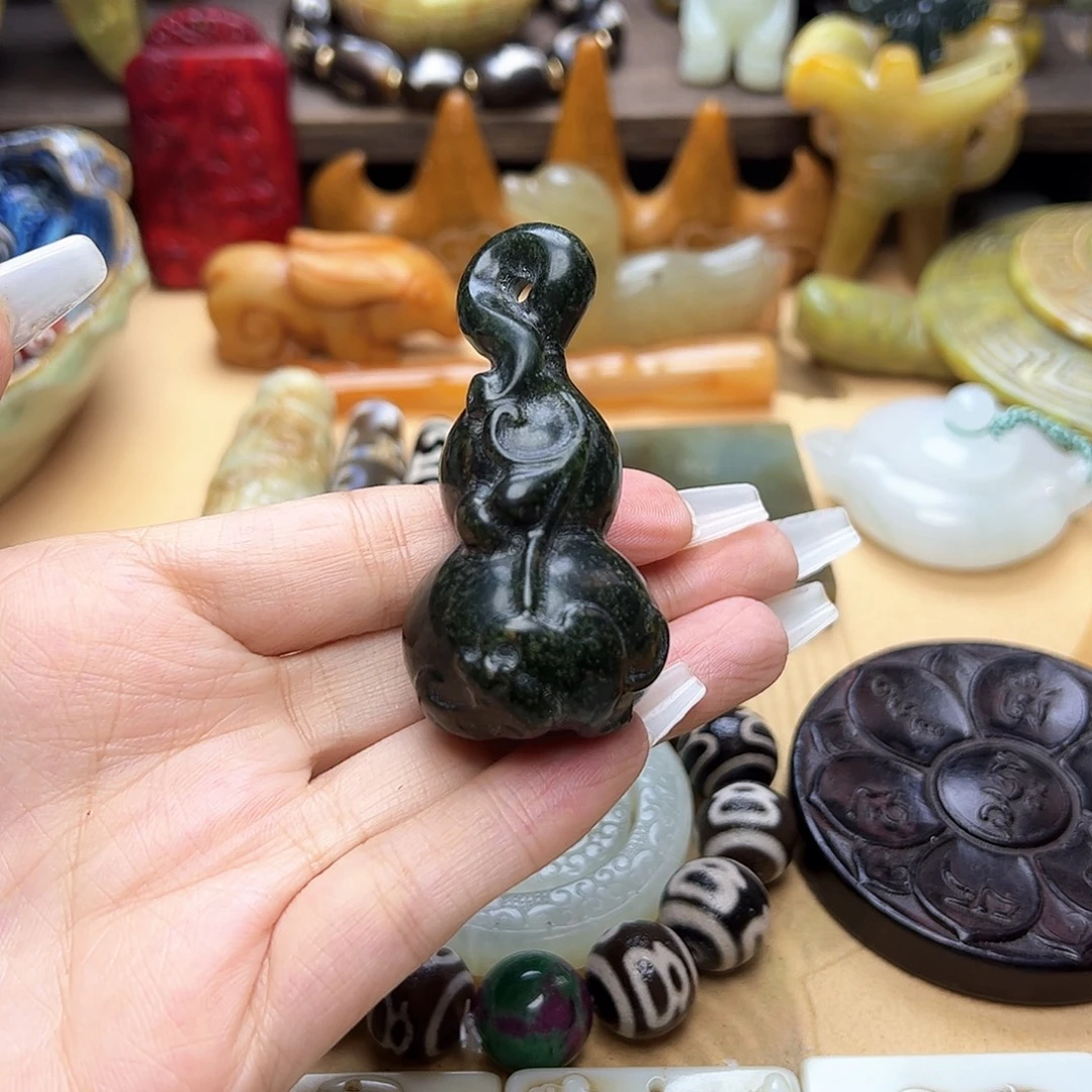 蛇纹石玉未镶嵌颈饰