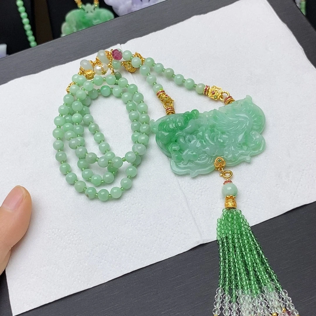 翡翠未镶嵌颈饰蝴蝶