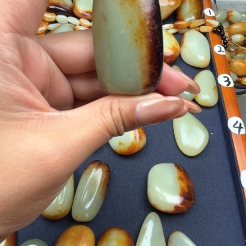 和田玉颈饰未镶嵌为***单