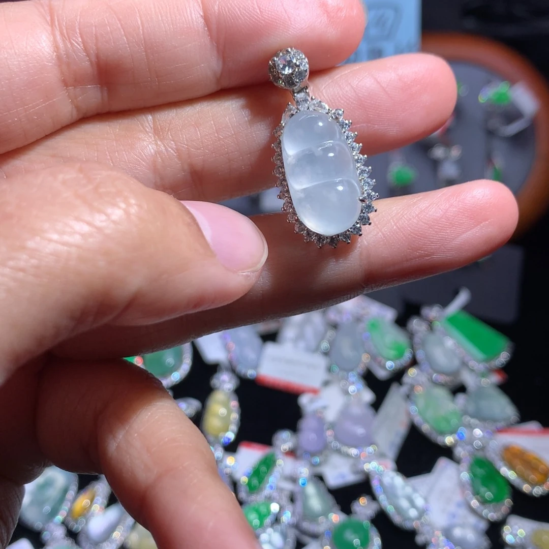 翡翠颈饰银S925镶嵌天然翡翠A货缅料高冰木那福豆吊坠