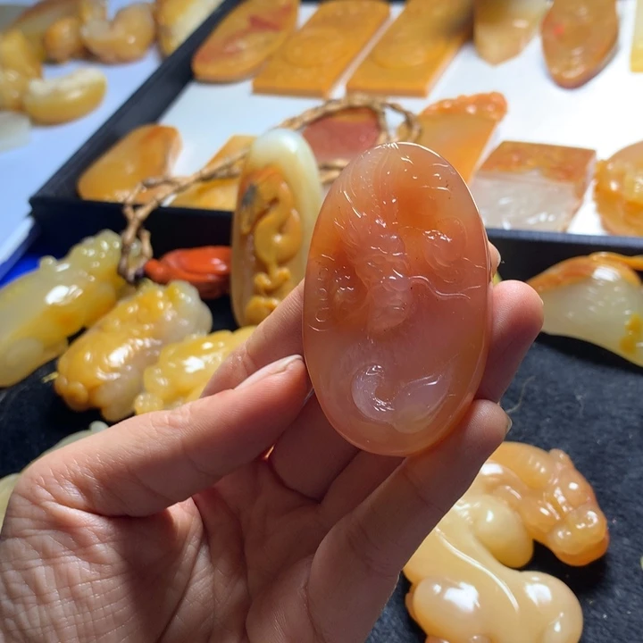 石英质玉（黄龙玉）未镶嵌颈饰