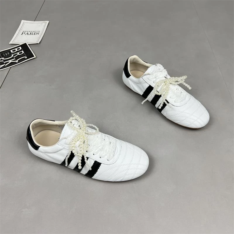 牛皮平底德训鞋女2025春季新款圆头珍珠小白鞋软底高级感小白鞋