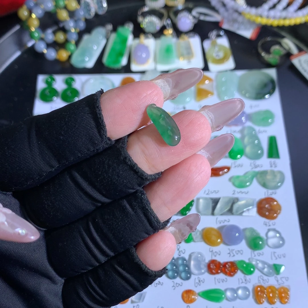 翡翠裸石未镶嵌绿豆