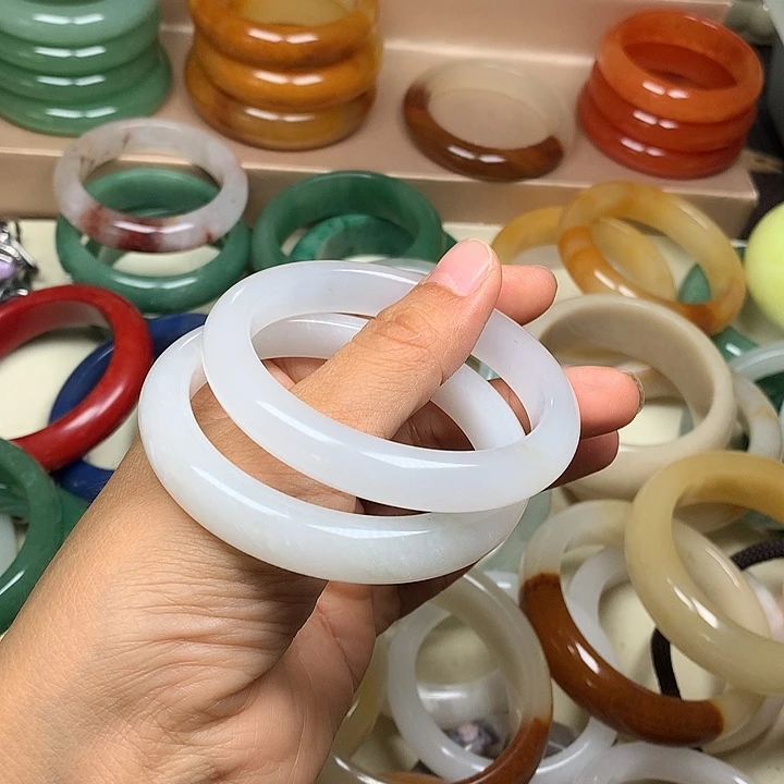 娇***石英质玉手镯未镶嵌