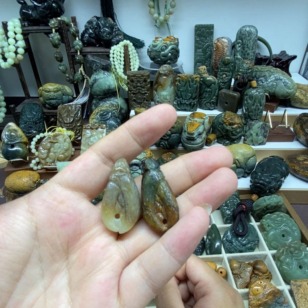 未镶嵌岫岩河磨玉（透闪石质玉）把件