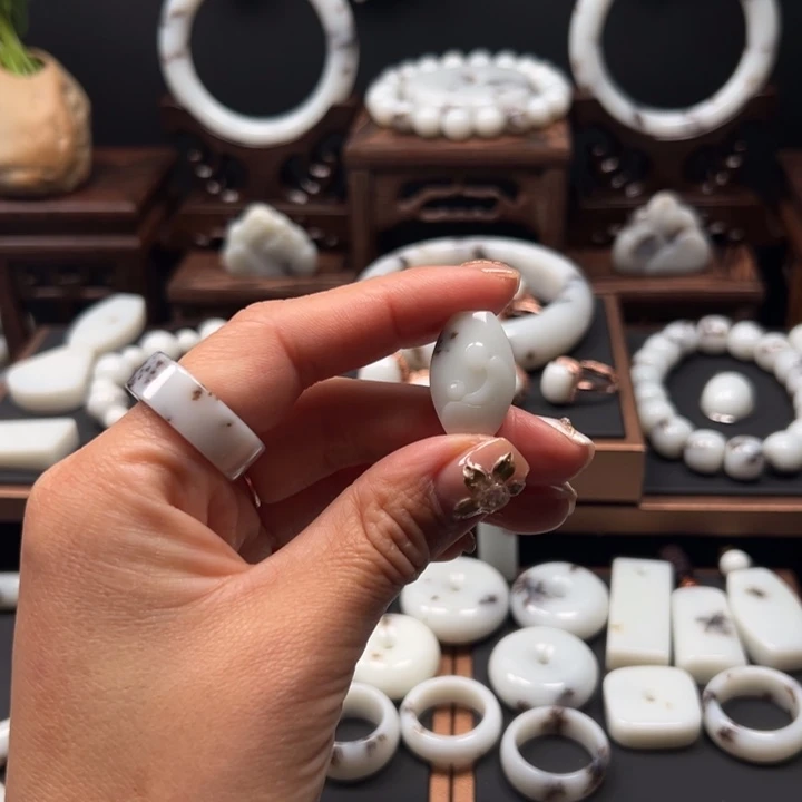 做***人和田玉未镶嵌手链