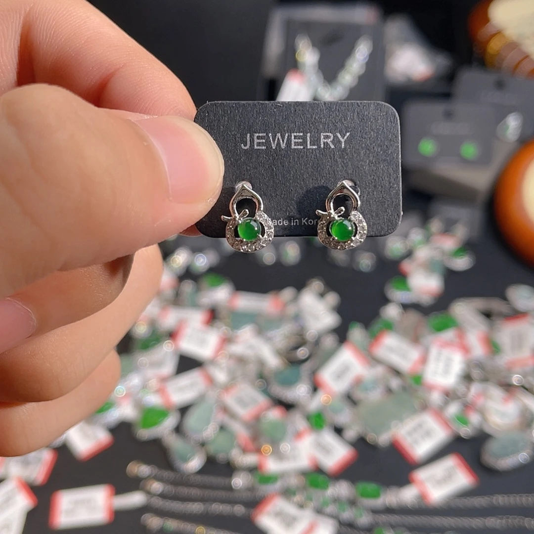 翡翠未镶嵌耳钉