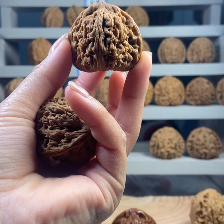 L***o吊坠文玩核桃正宗南疆石文玩核桃