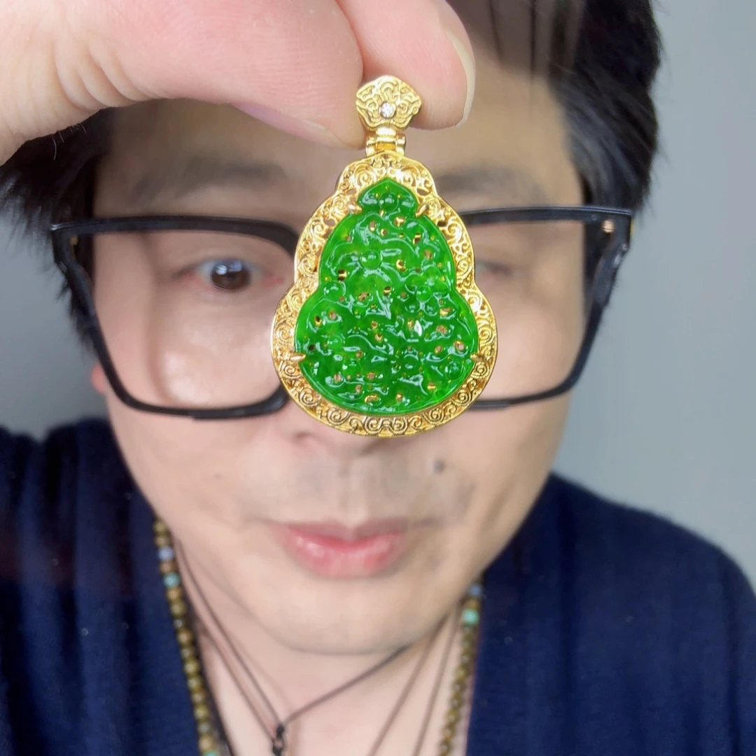 翡翠未镶嵌颈饰一件