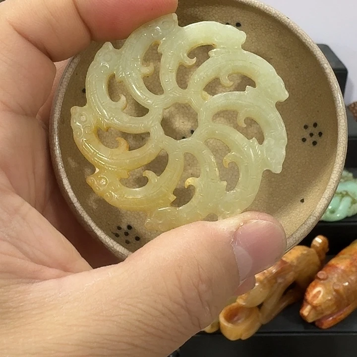 摆件瓷自顾自的一个人在外面吃