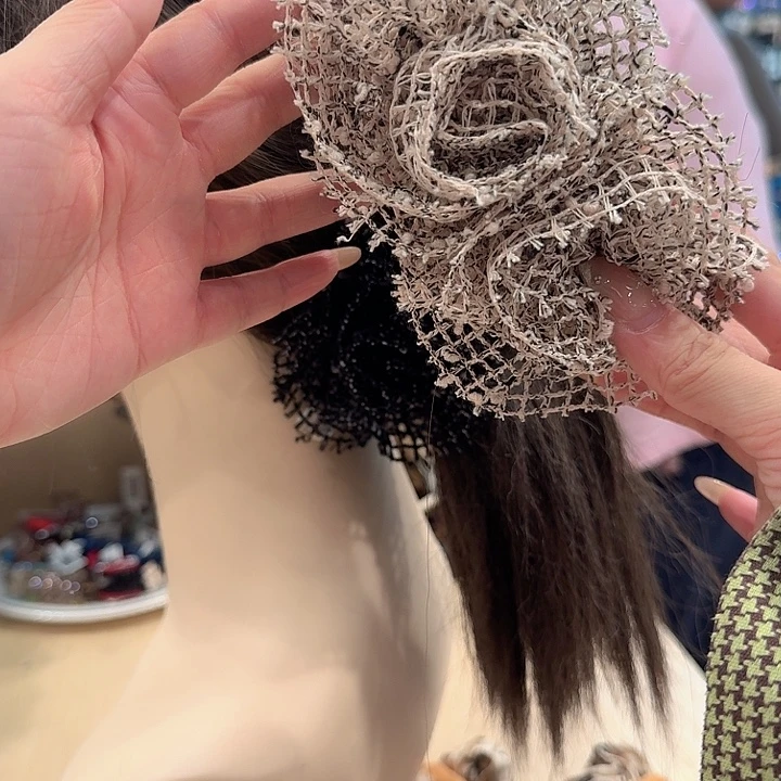 布艺非金属米色玫瑰花香蕉夹