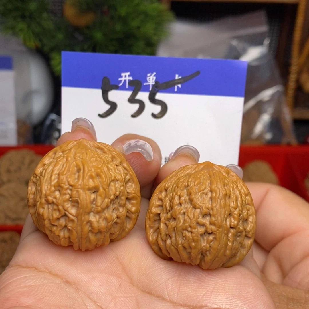 文玩核桃吊坠红宝石。全品。 边33。丹