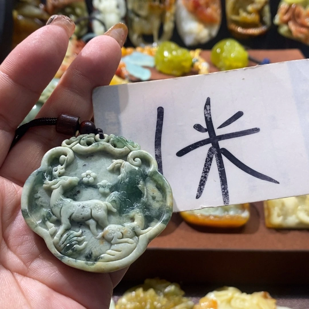 蛇纹石玉颈饰未镶嵌人****?