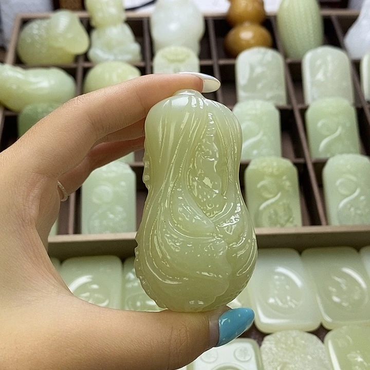 昆仑石白菜手把件