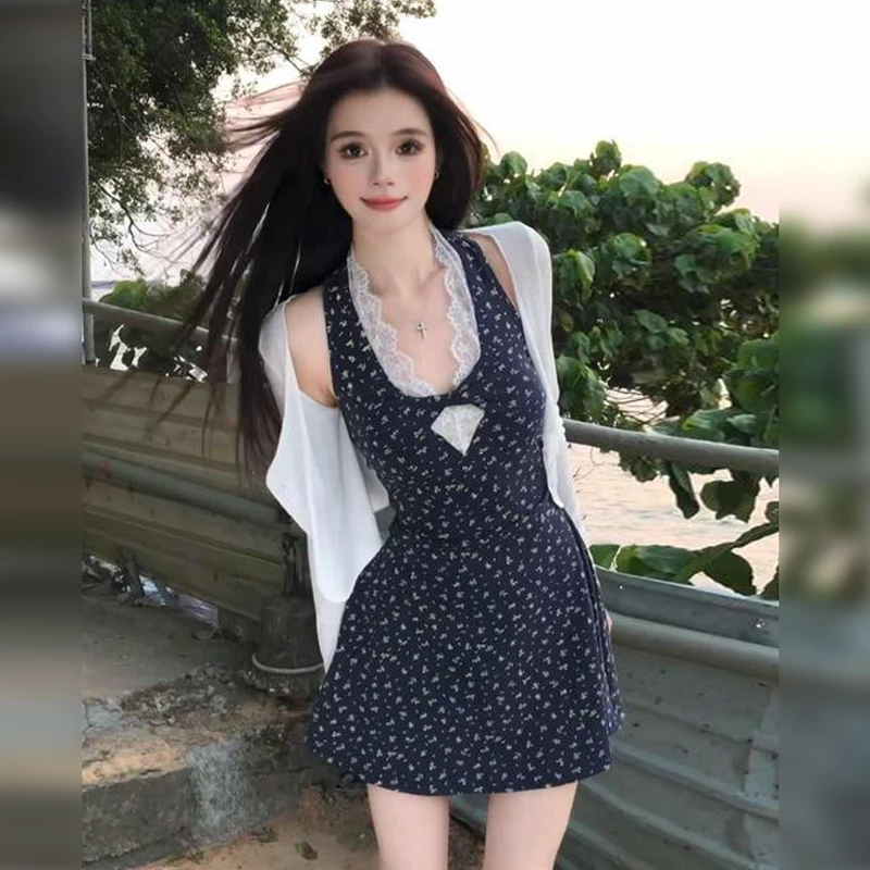 法式蕾丝拼接设计感收腰辣妹短裙子蓝色碎花挂脖吊带连衣裙女夏季
