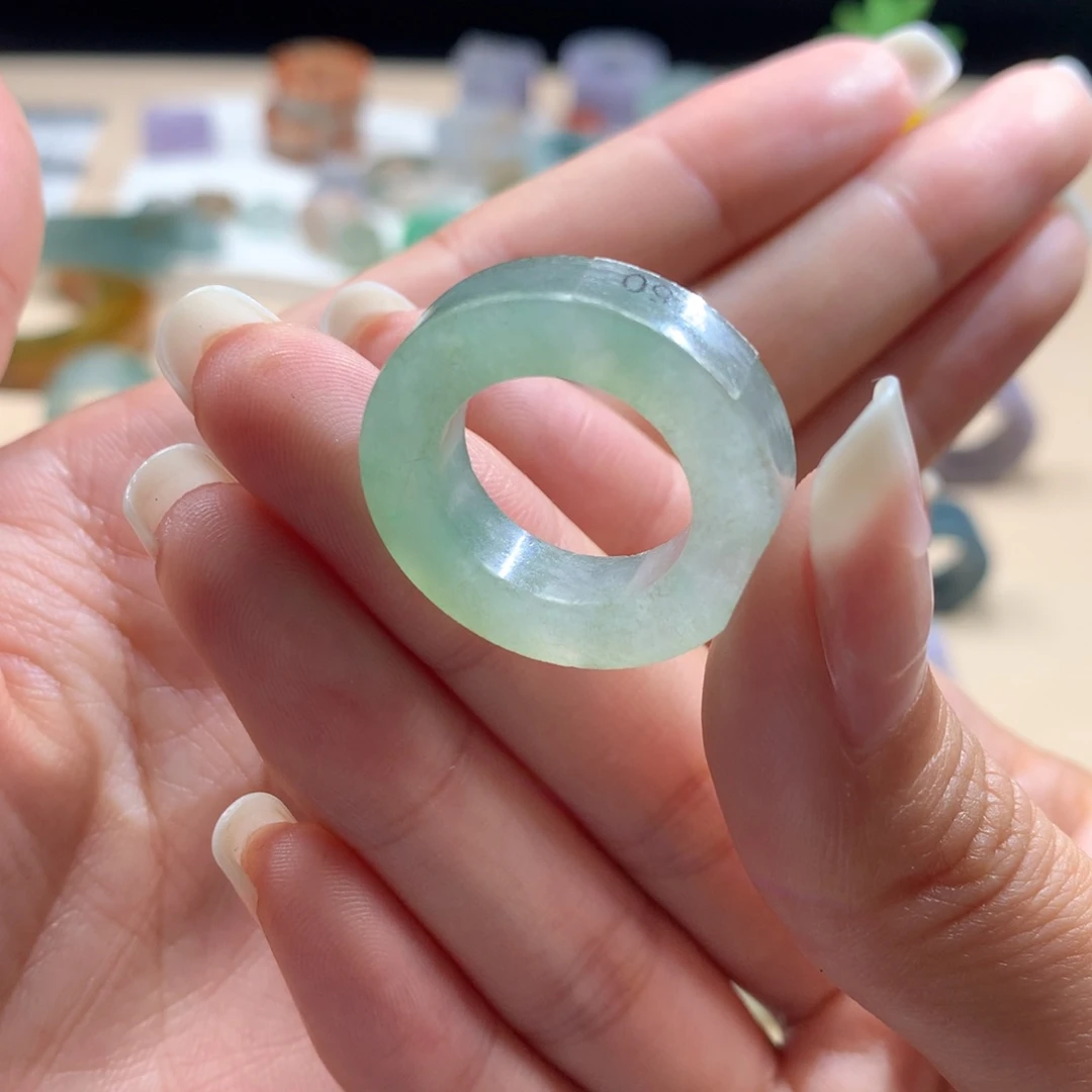 定制翡翠未镶嵌呱****拳翡翠微微瑕 新粉漏