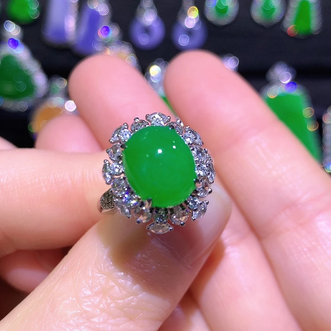 翡翠18K金镶嵌戒指满绿蛋面