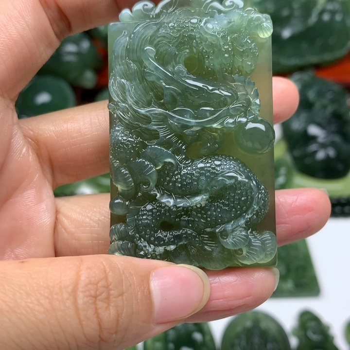 东***起蛇纹石玉未镶嵌颈饰