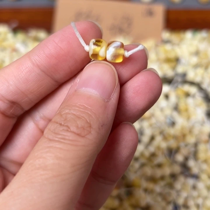 蜜蜡未镶嵌裸石6.9mm一对