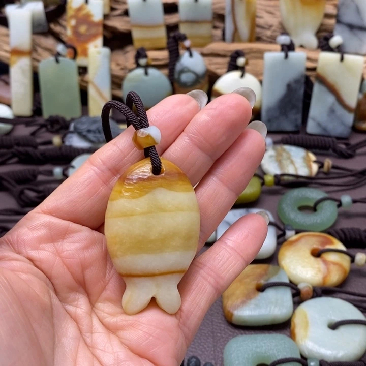 一***間蛇纹石玉未镶嵌颈饰