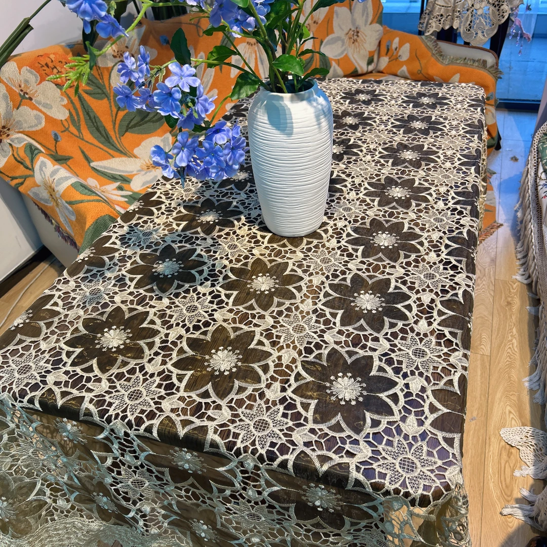 A21-51丝光线（130*180cm）米底绿色花中花镂空盖巾