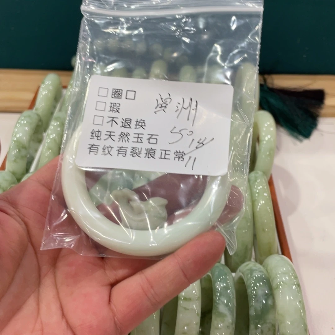 滨***物蛇纹石玉未镶嵌手镯