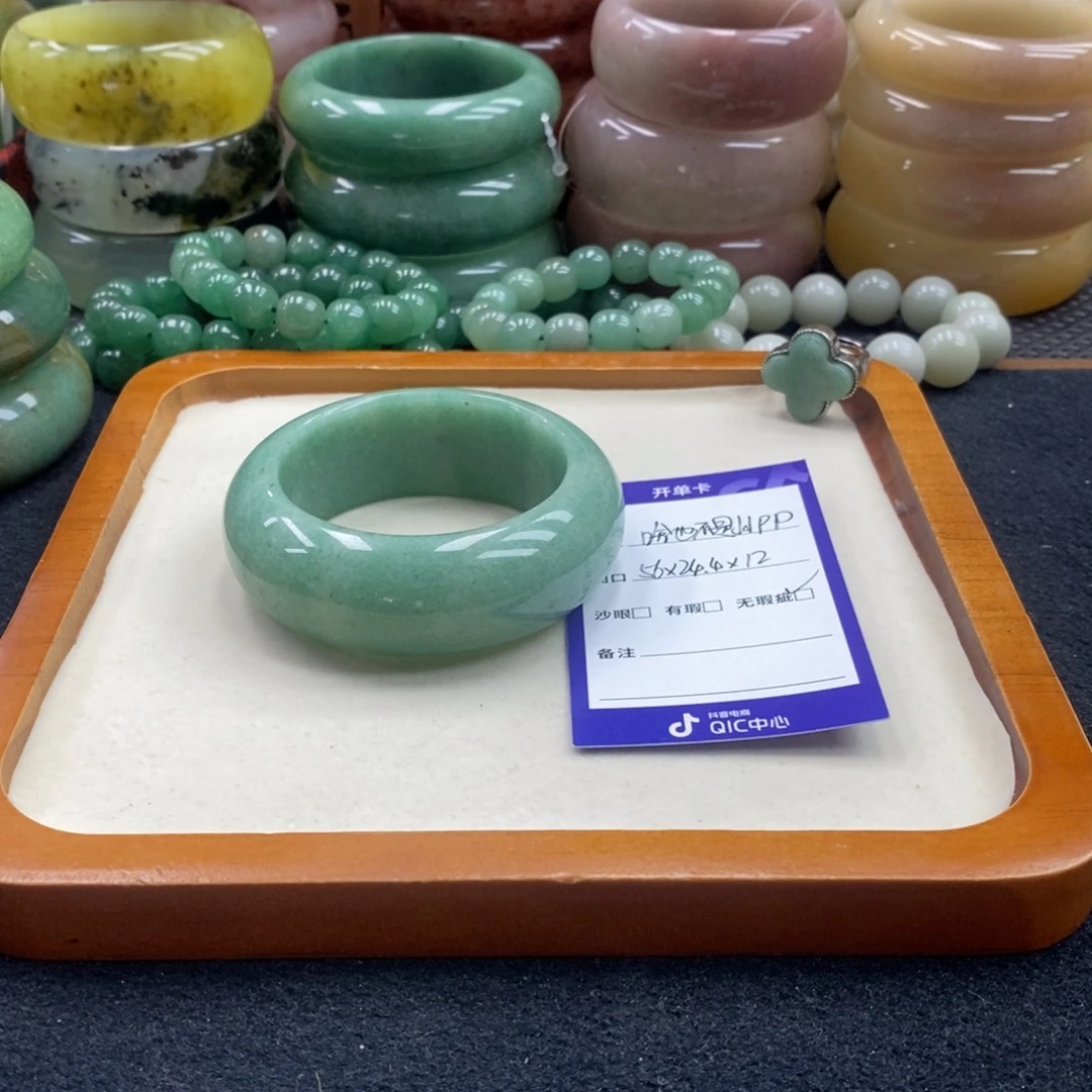 啥***p未镶嵌手镯石英质玉
