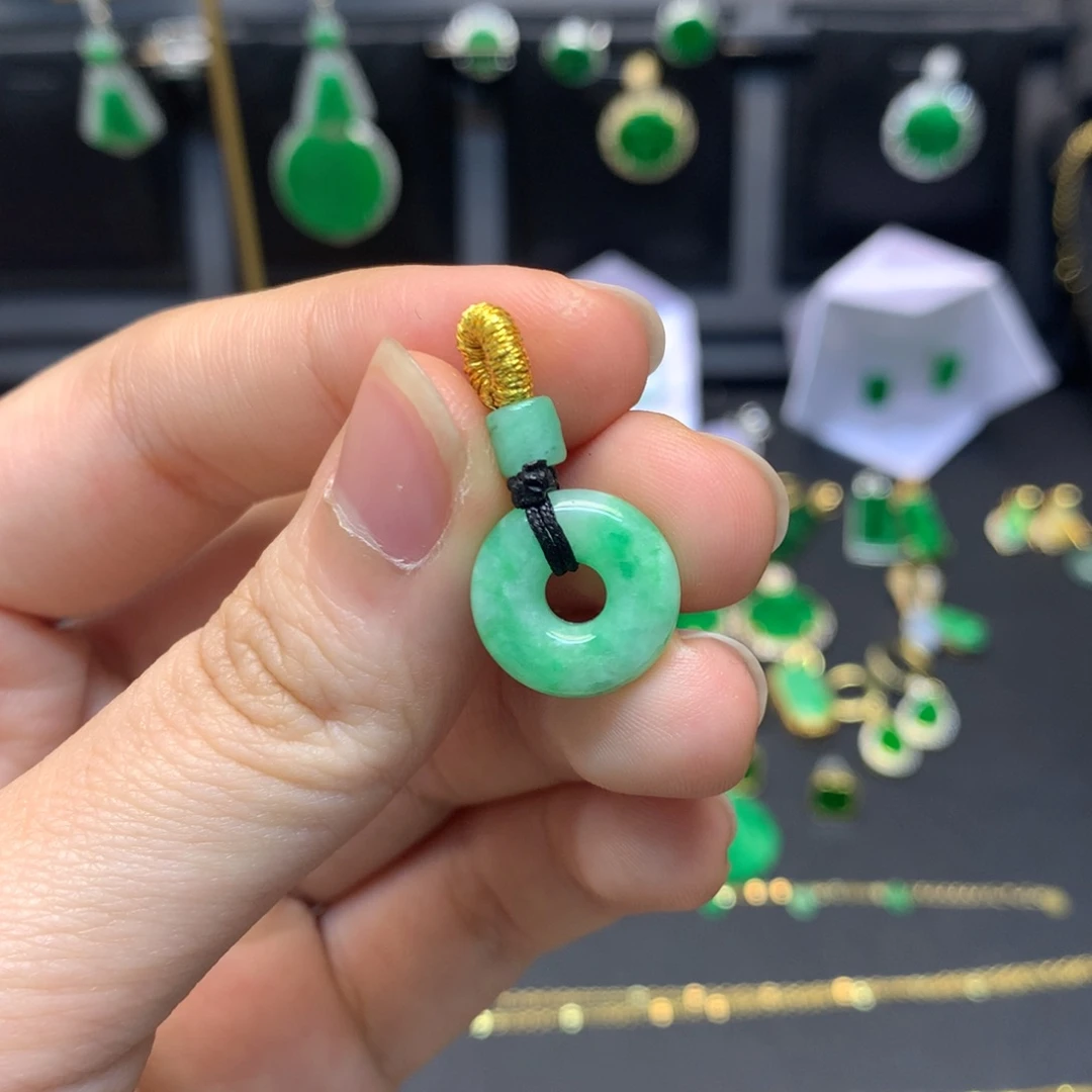 翡翠未镶嵌颈饰有纹裂