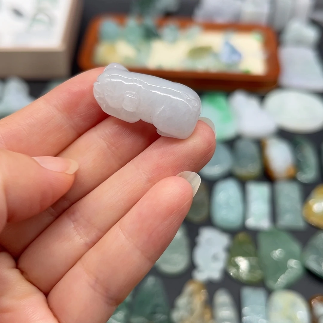 翡翠未镶嵌颈饰富贵猪