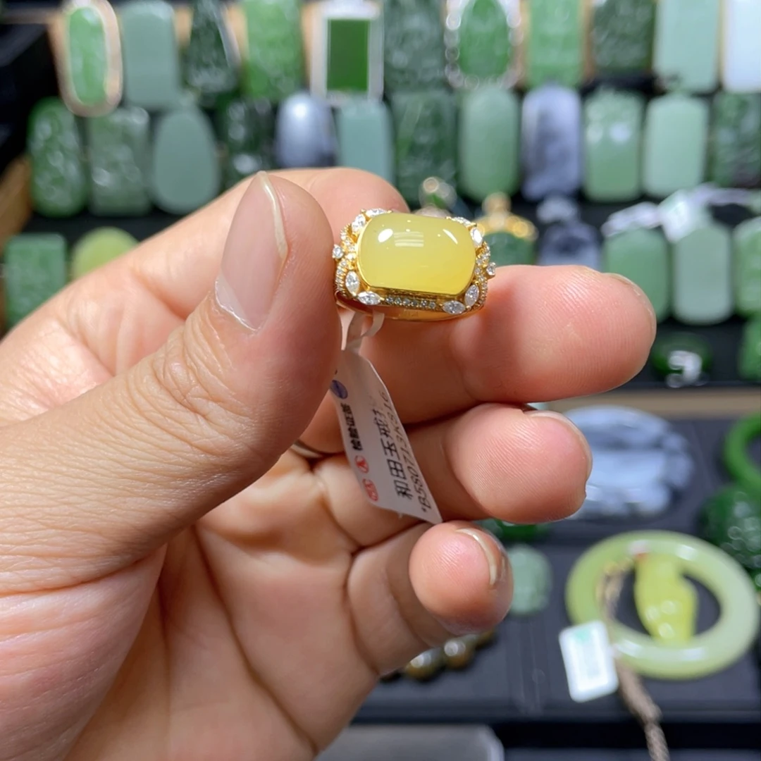 18K金镶嵌戒指和田玉