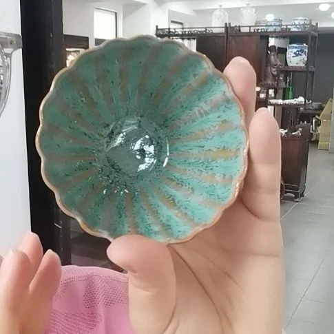 钧瓷湖水绿葵口主人杯