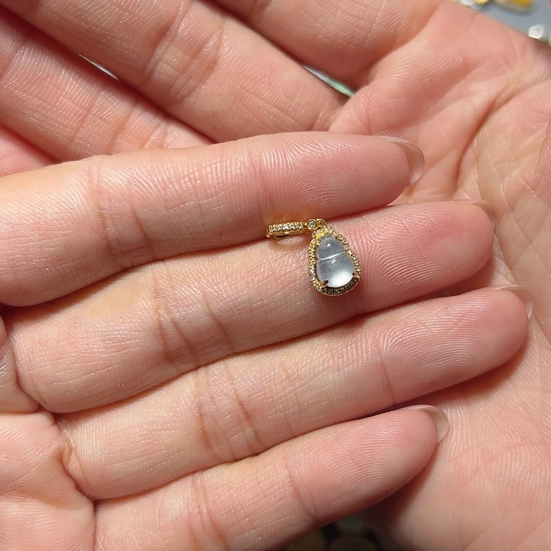 翡翠18K金镶嵌颈饰