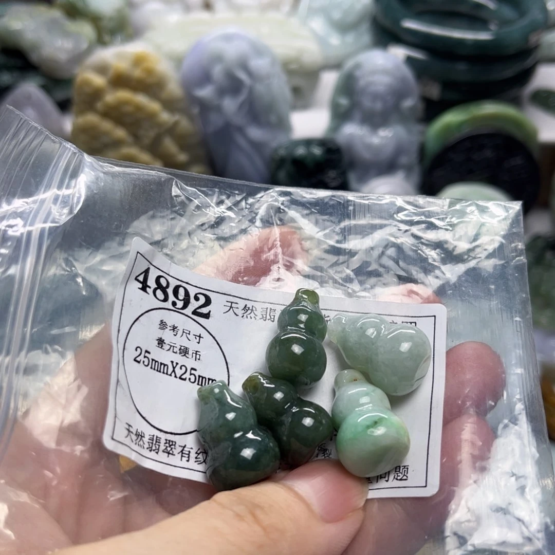 翡翠未镶嵌颈饰4892