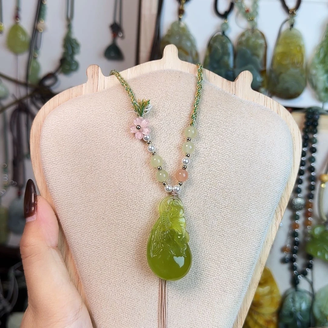 ٩***۶蛇纹石玉未镶嵌颈饰