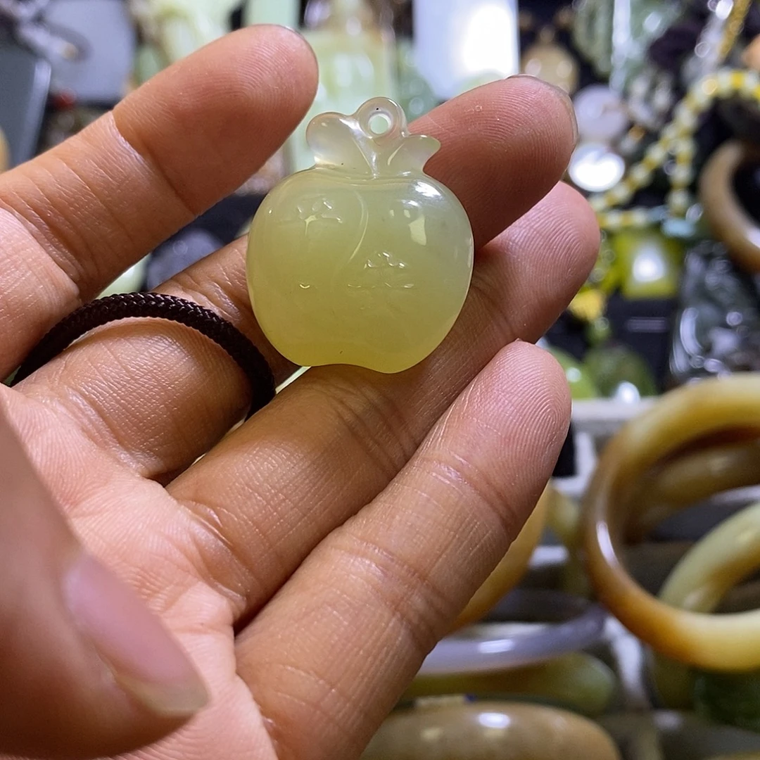 岫玉未镶嵌颈饰一个