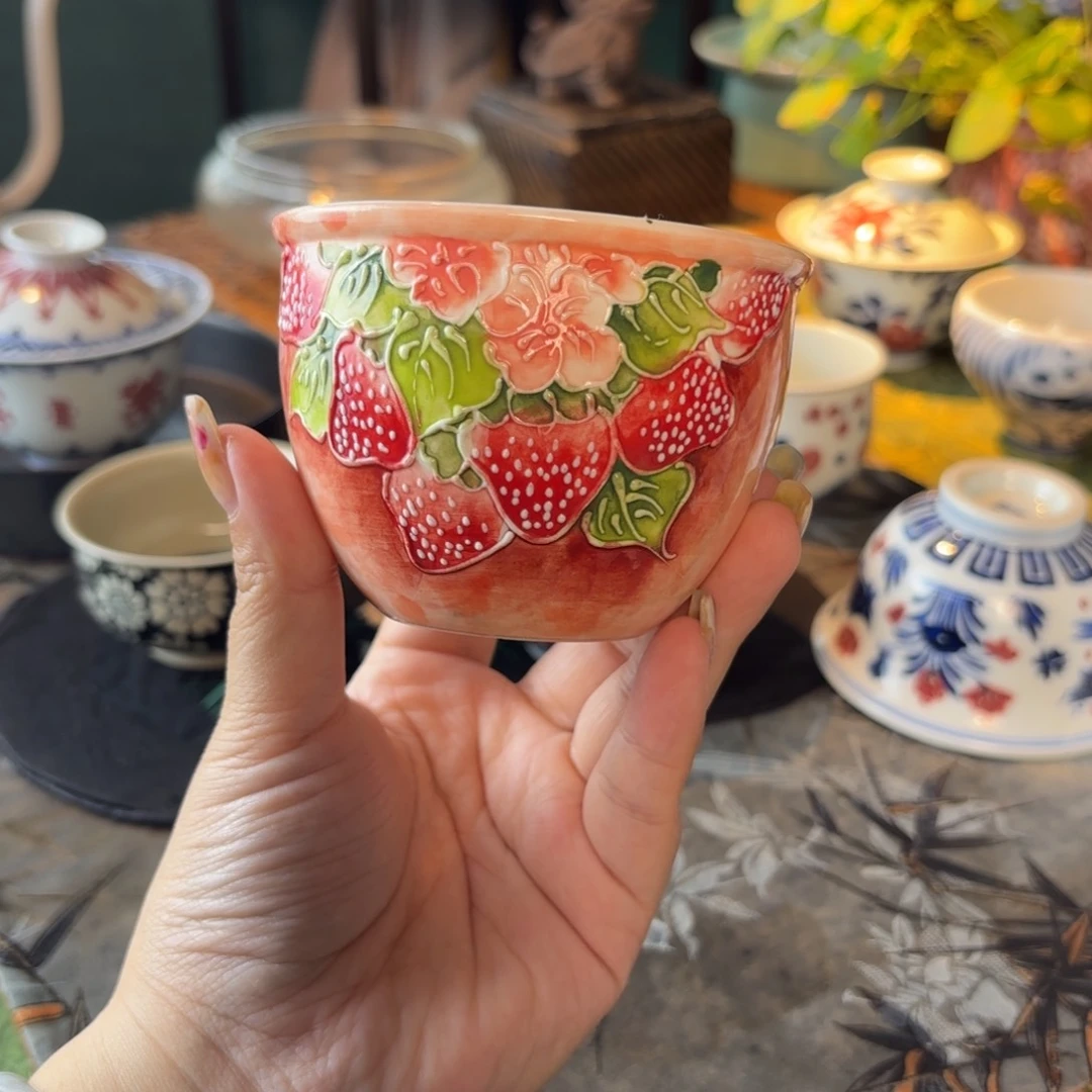 青花手绘立体釉草莓杯