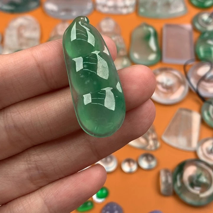 翡翠挂件未镶嵌….