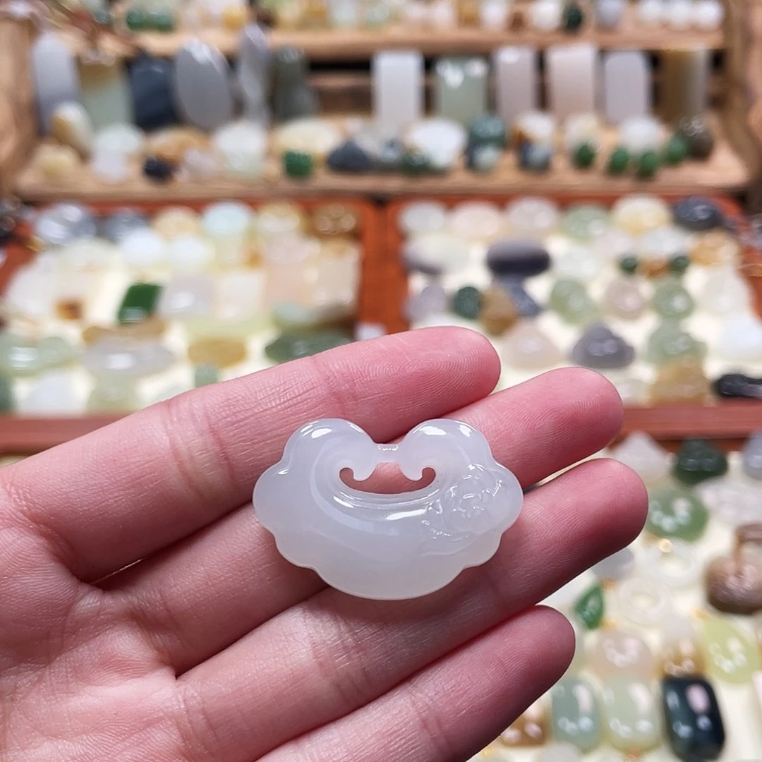 和田玉未镶嵌吊坠(赠链)