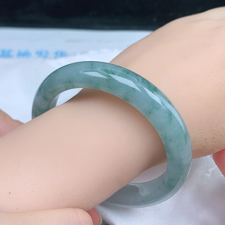 翡翠手镯未镶嵌天然
