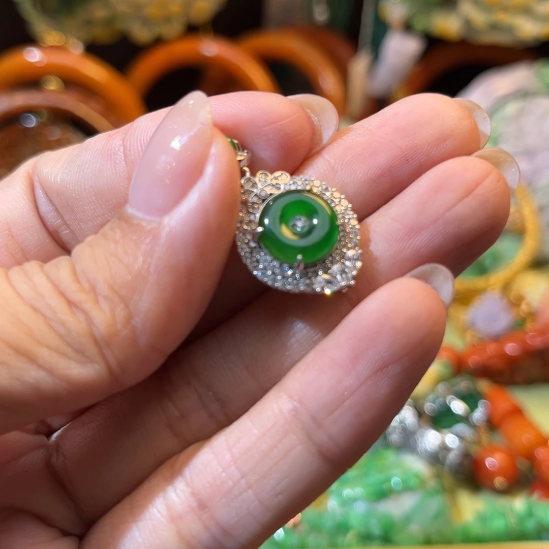 翡翠未镶嵌颈饰待编织