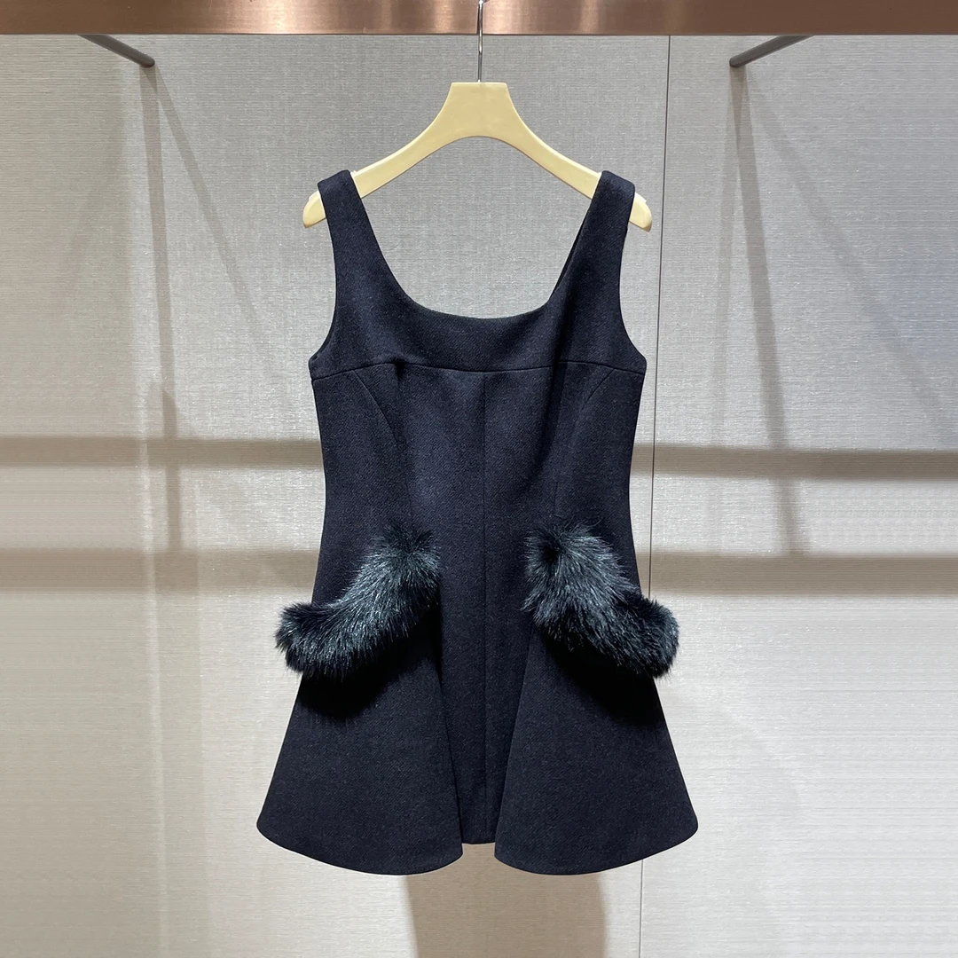 轻奢气质小黑裙2025冬季新款小众设计感贵气毛毛U型领背心连衣裙