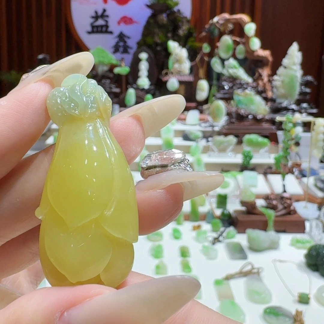 未镶嵌和田玉挂件黄口蓝皮玉兰花