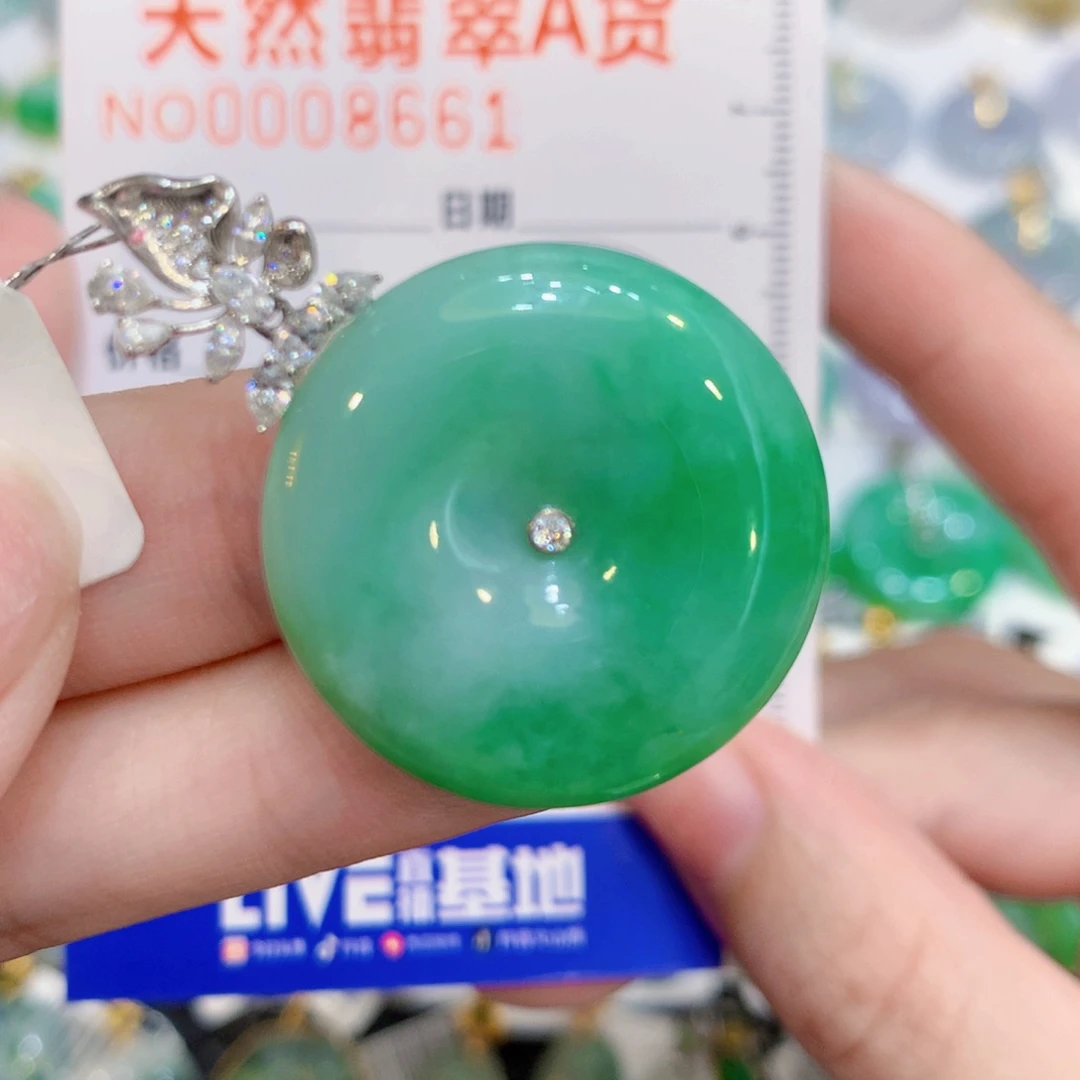 颈饰18K金镶嵌翡翠扣